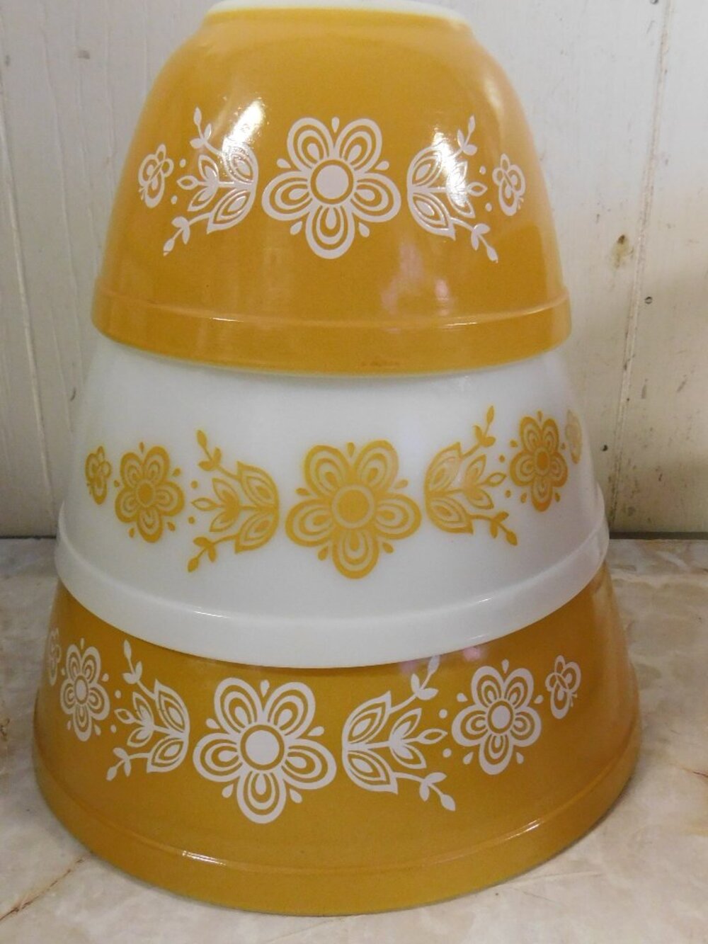 Pyrex Butterfly Gold 3 pc Nesting Mixing Bowl Set